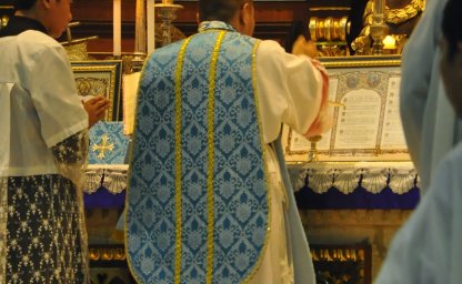 Niebieskie szaty liturgiczne